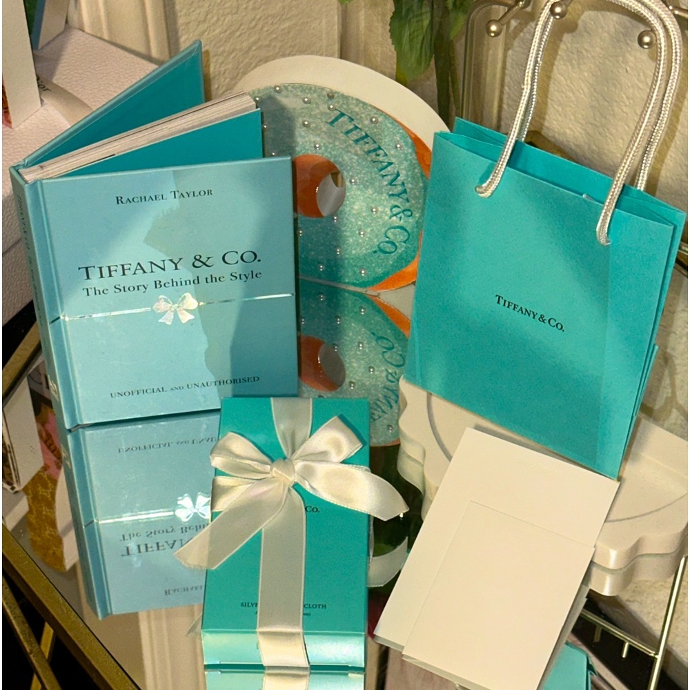 Tiffany silver polishing cloth, Tiffany & co the story book, gift bag & card🩵